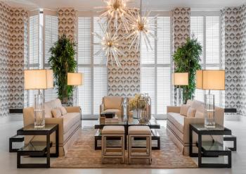 Witte shutters met bedieningsstokje bij Eichholtz Noordwijkerhout