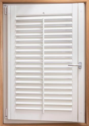 Witte shutters draaikiep afgeschuinde montagebalk