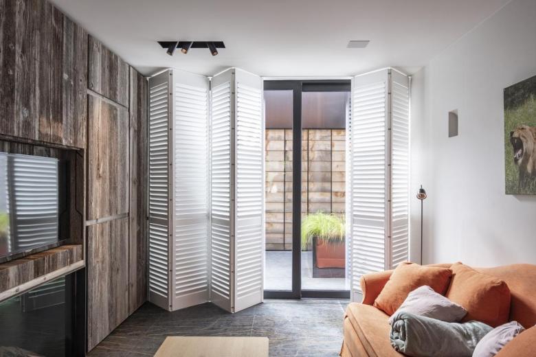 Witte JASNO shutters openslaande tuindeuren railsysteem Witte JASNO shutters openslaande tuindeuren railsysteem